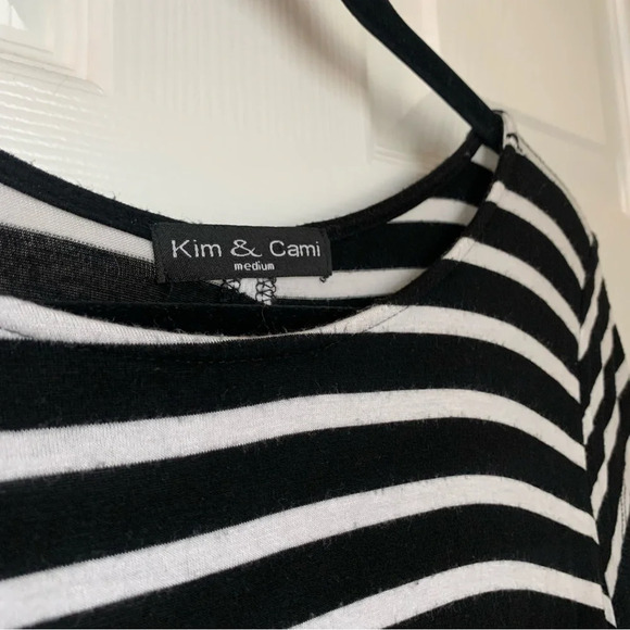 Kim & Cami Black and White Striped Short Sleeve Peekaboo Mesh Back, Size M - Picture 3 of 4